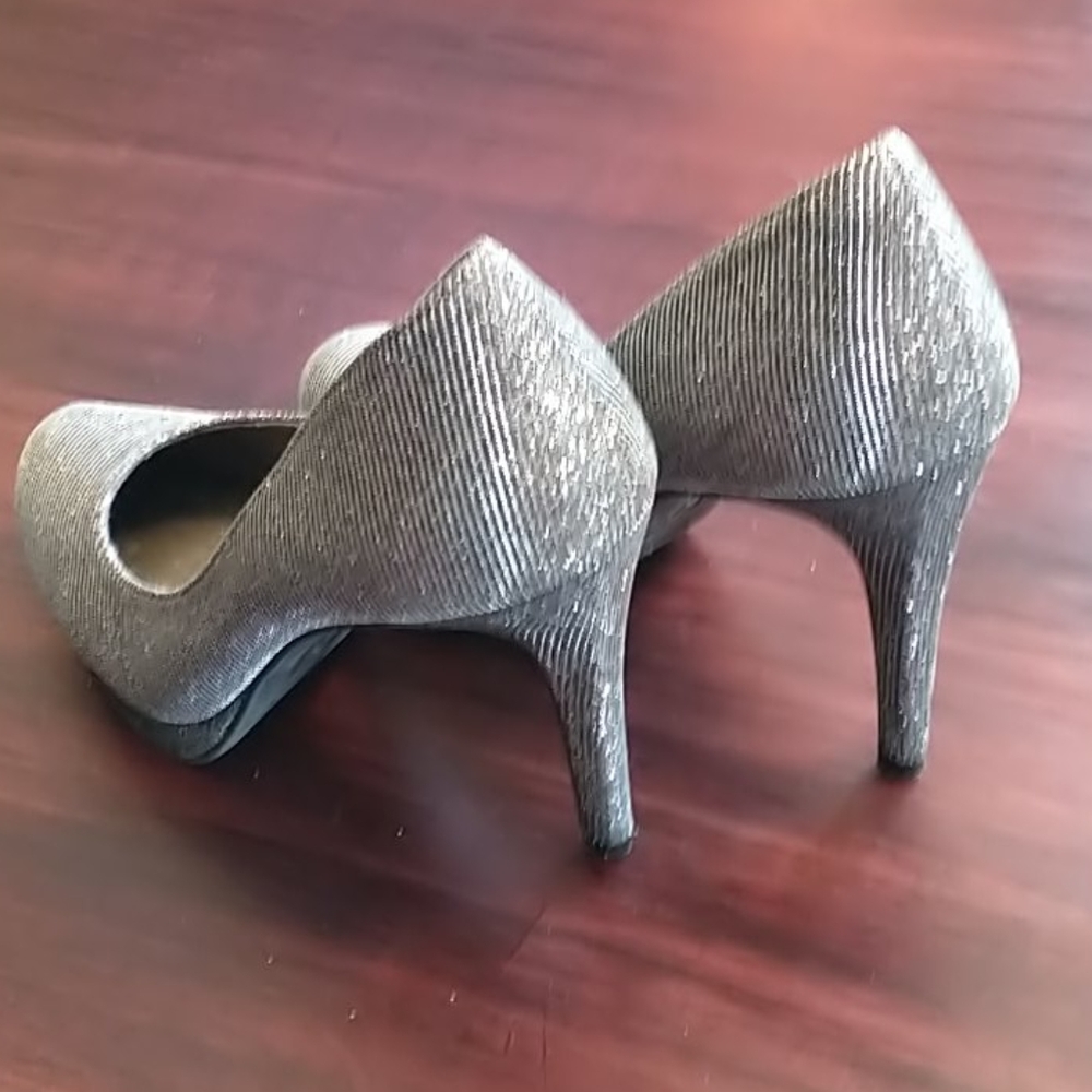 🇨🇦 Silver Fioni Pumps - Picture 2 of 3